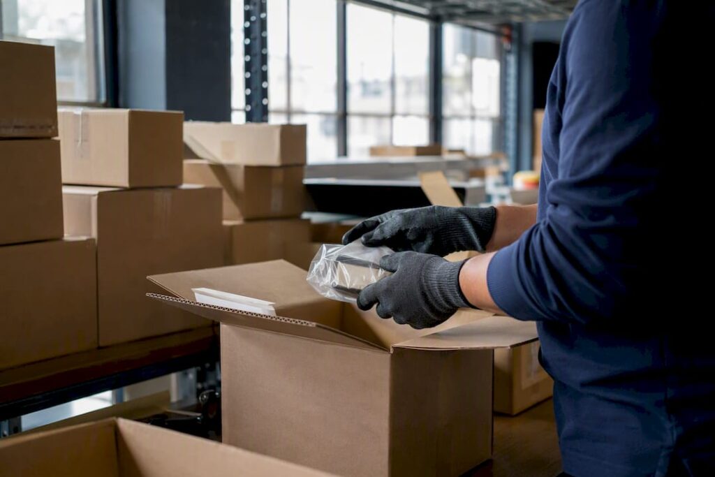 Packaging boxes for return shipment in warehouse