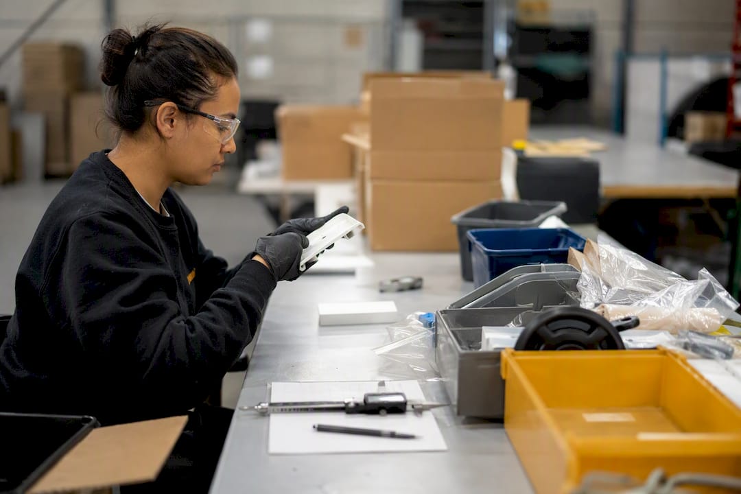 Worker grading returned inventory items